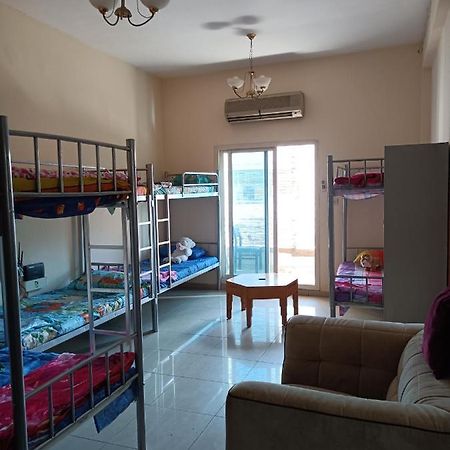 Omar Vacation Hostel Dubai Bagian luar foto