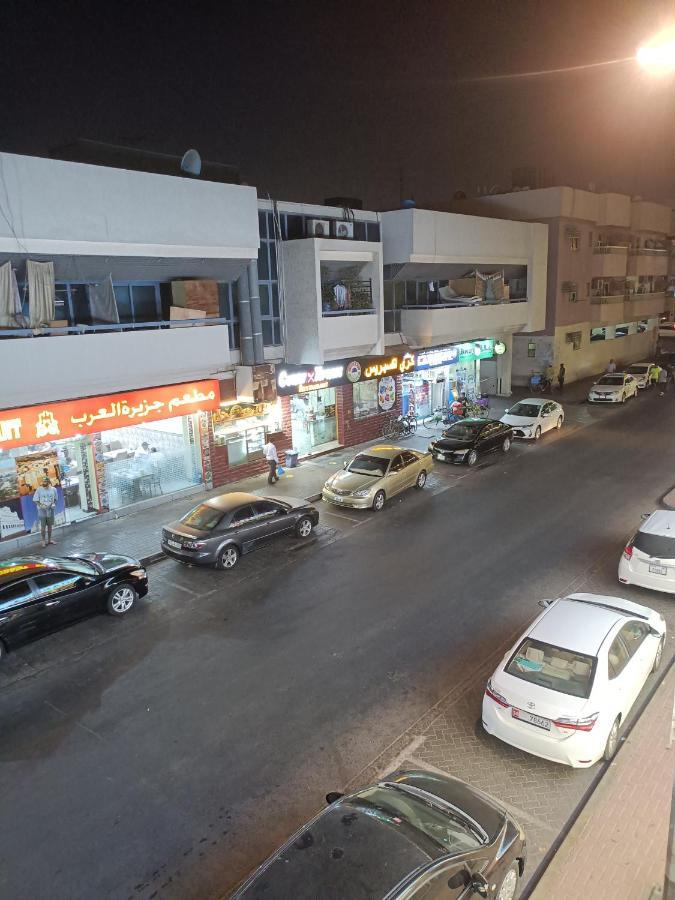 Omar Vacation Hostel Dubai Bagian luar foto