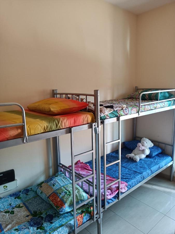 Omar Vacation Hostel Dubai Bagian luar foto