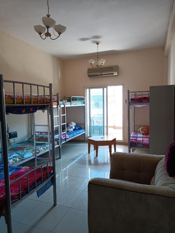 Omar Vacation Hostel Dubai Bagian luar foto