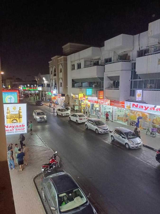 Omar Vacation Hostel Dubai Bagian luar foto