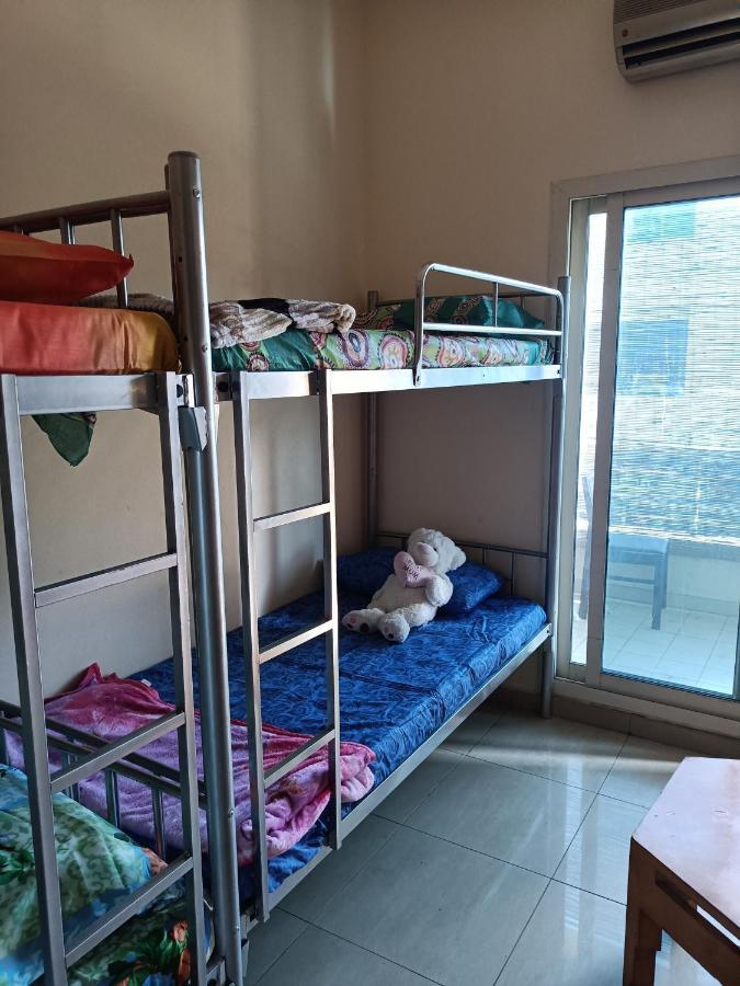 Omar Vacation Hostel Dubai Bagian luar foto