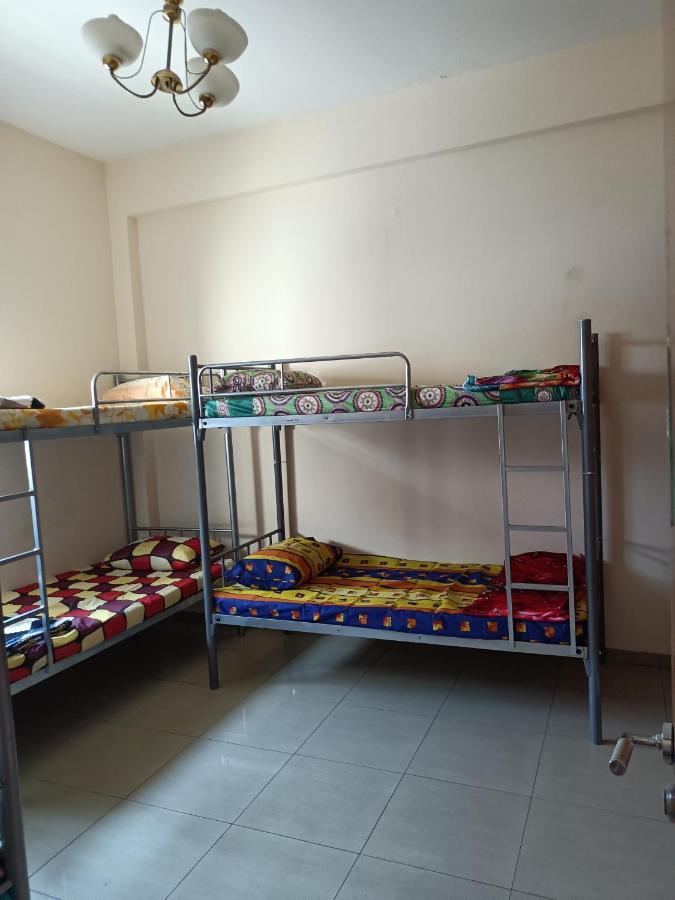 Omar Vacation Hostel Dubai Bagian luar foto