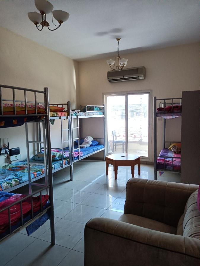 Omar Vacation Hostel Dubai Bagian luar foto
