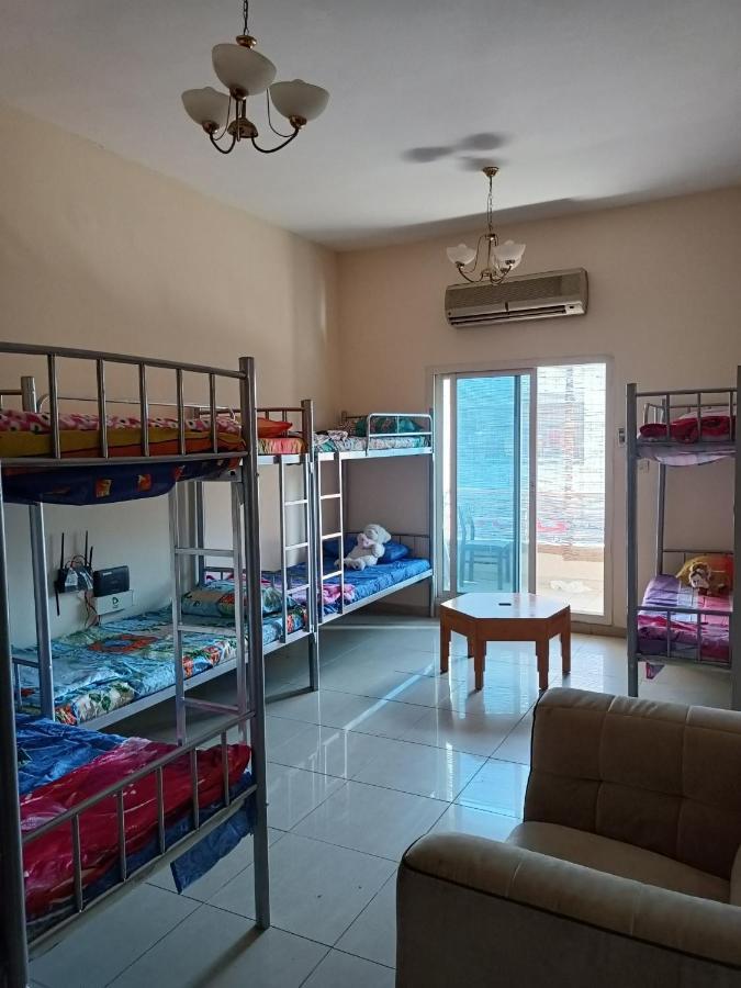 Omar Vacation Hostel Dubai Bagian luar foto