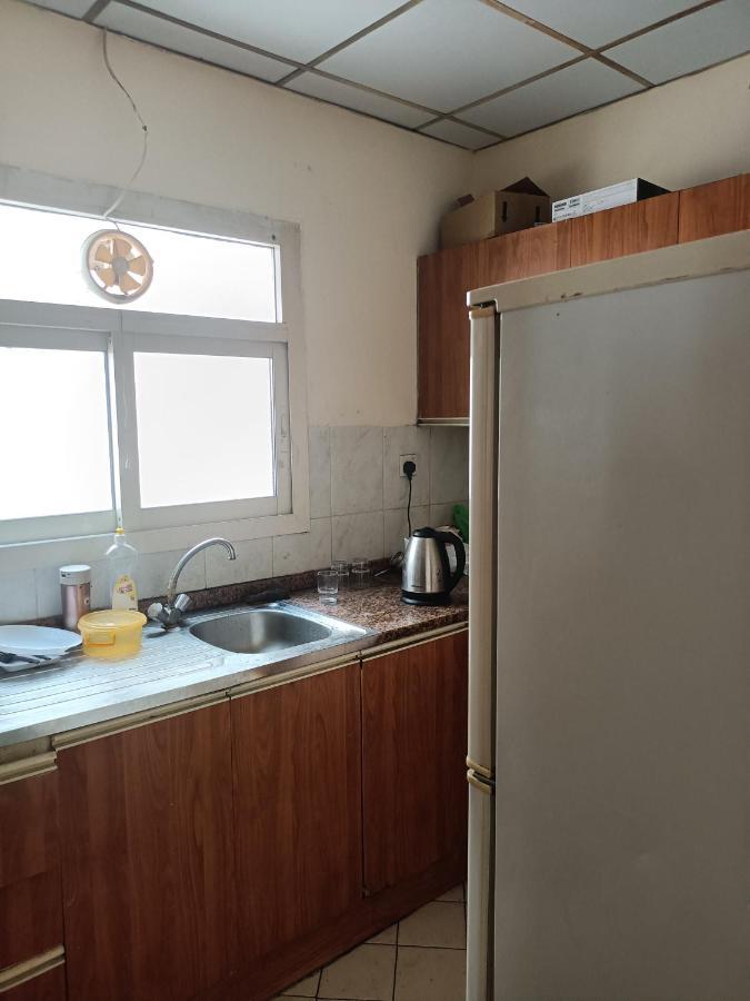 Omar Vacation Hostel Dubai Bagian luar foto